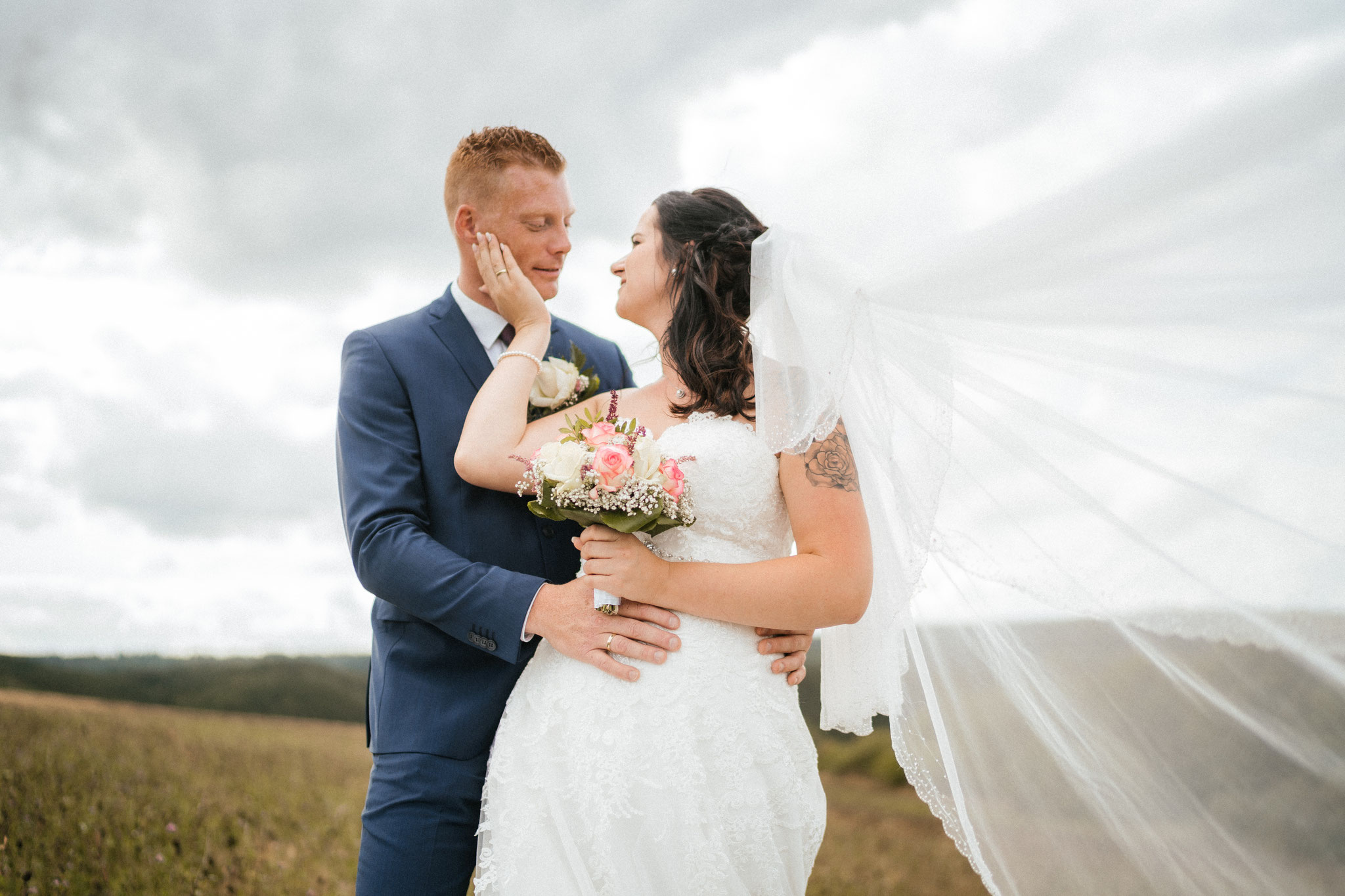 Romantischer Moment Brautpaar – Hochzeitsfotografie Eifel
